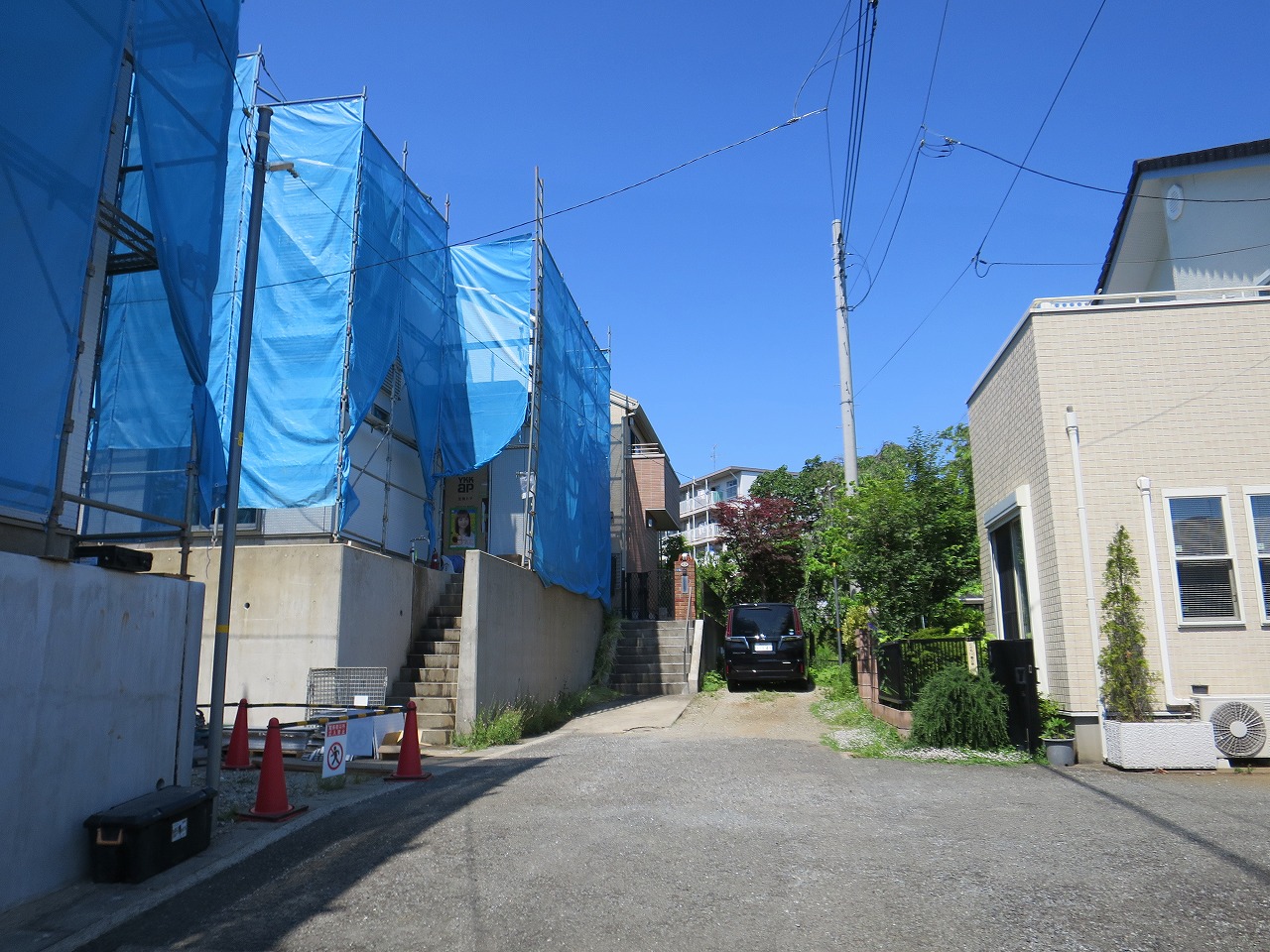 住戸前面道路を含む現地写真